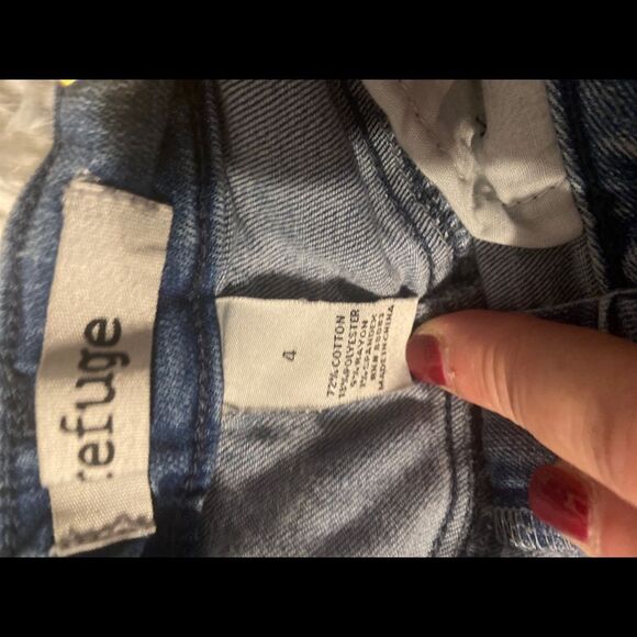 Refuge Womens Size 4 Distressed Medium Wash Cuffed Hem Denim Jean Shorts - Picture 2 of 4